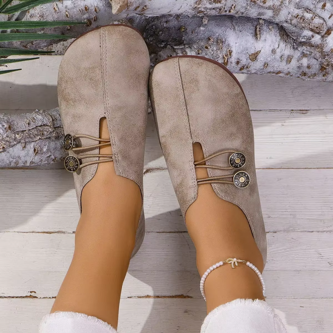 Ballerines Olivia beige, vue de côté avec boutons-pression vintage