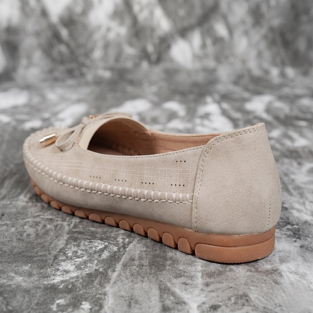 Ballerines Selena beige vue de face sur sol, détail nœud avant