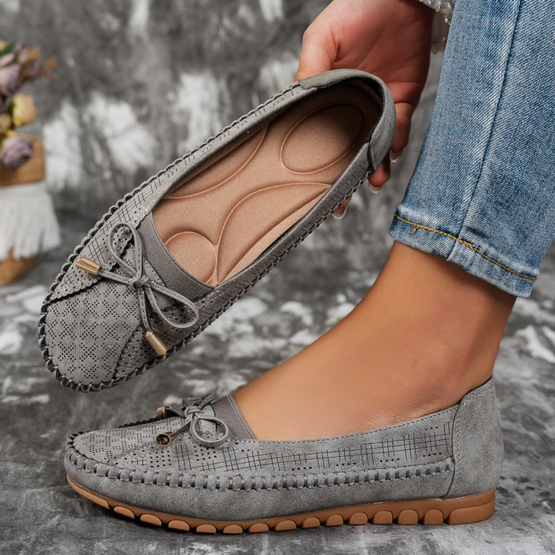 Ballerines Selena gris portées avec jean, vue latérale nœud