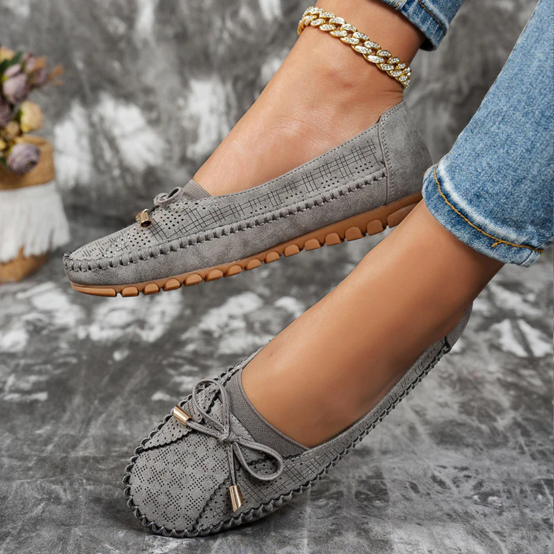 Ballerines Selena gris posées au sol, vue de côté semelle crantée