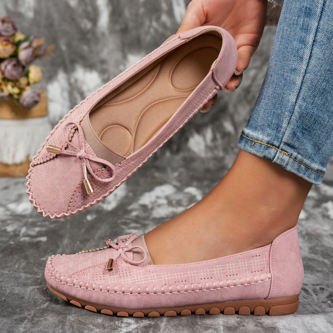 Ballerines Selena rose portées avec un jean, vue latérale nœud doré