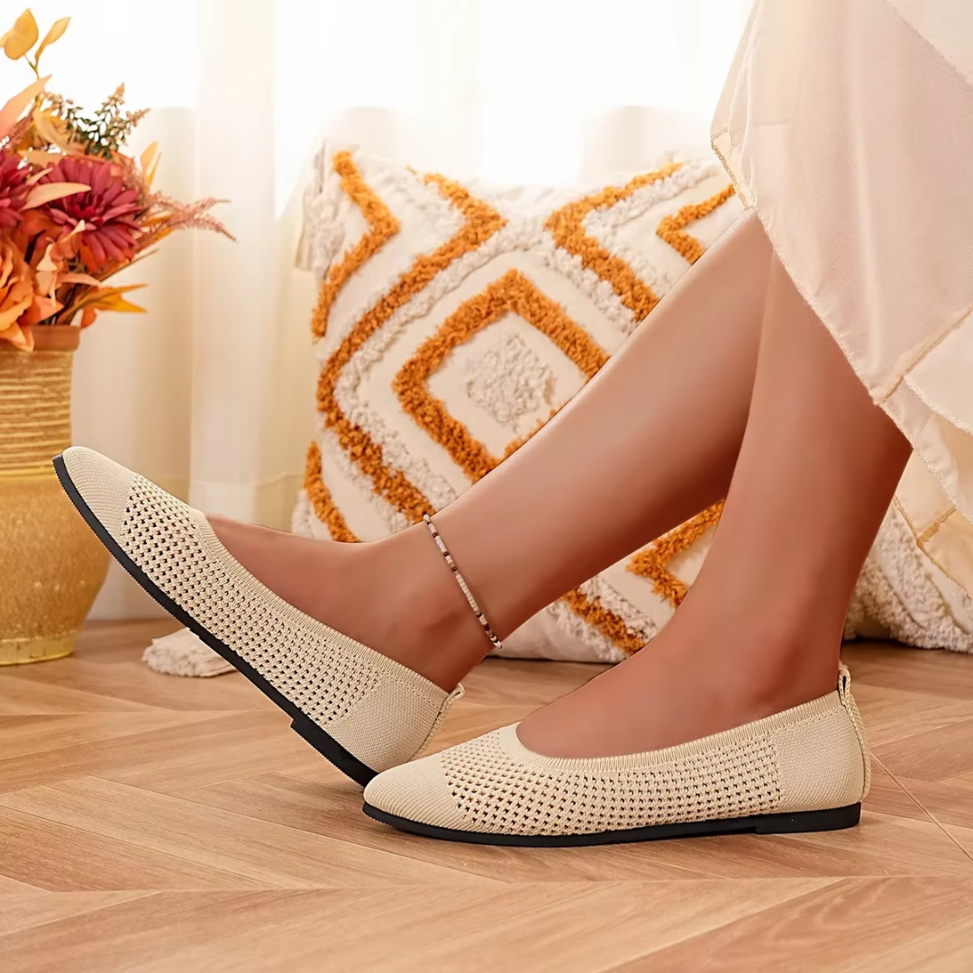 Ballerines beige ajourées vues de trois quarts sur fond clair