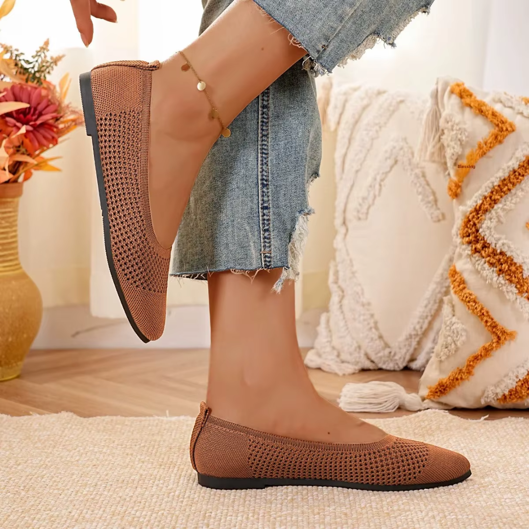 Ballerines brun ajourées vues de face sur fond chaleureux