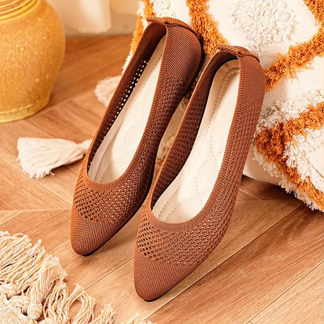 Détail du bout pointu des ballerines brun en tricot texturé