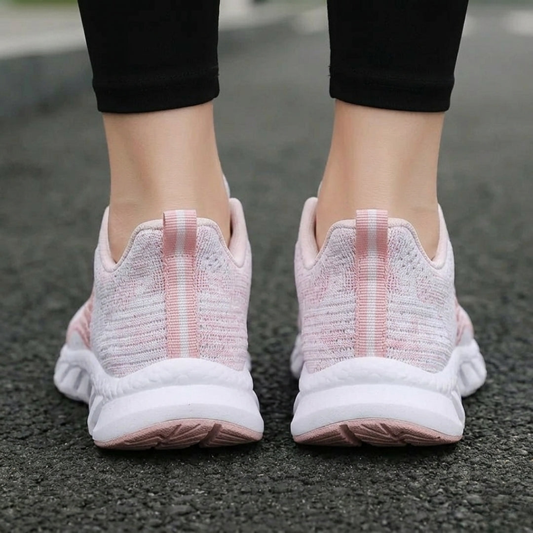Gros plan basket femme blanche lacets roses en action sur piste