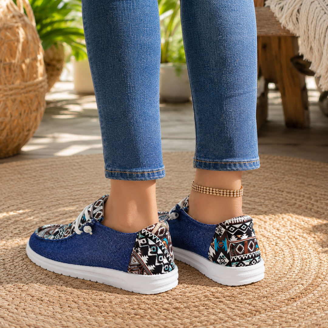 Vue arrière des baskets bleues, talon imprimé motifs ethniques et semelle blanche