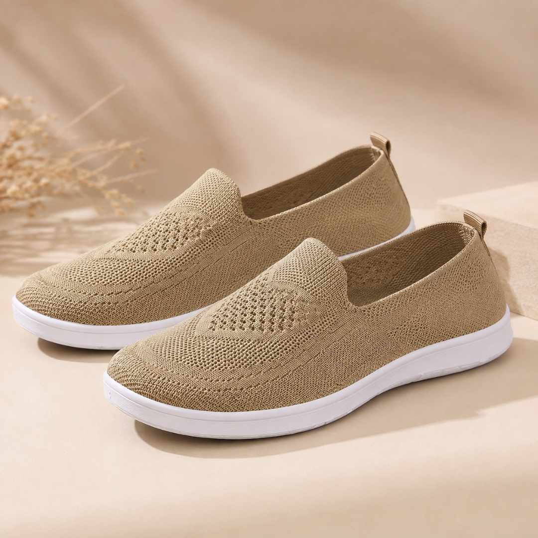 Baskets femme beige sable à enfiler, tige basse extensible et motif ajouré discret