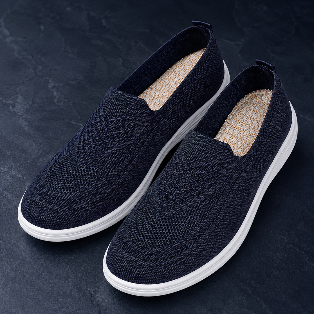 Baskets femme bleu marine plates, motif ajouré sur l'avant et semelle blanche