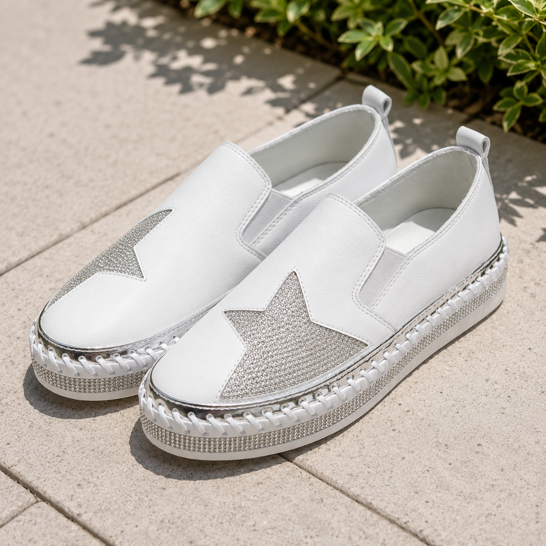 Paire de baskets femme blanches à enfiler, étoile en strass sur l'avant