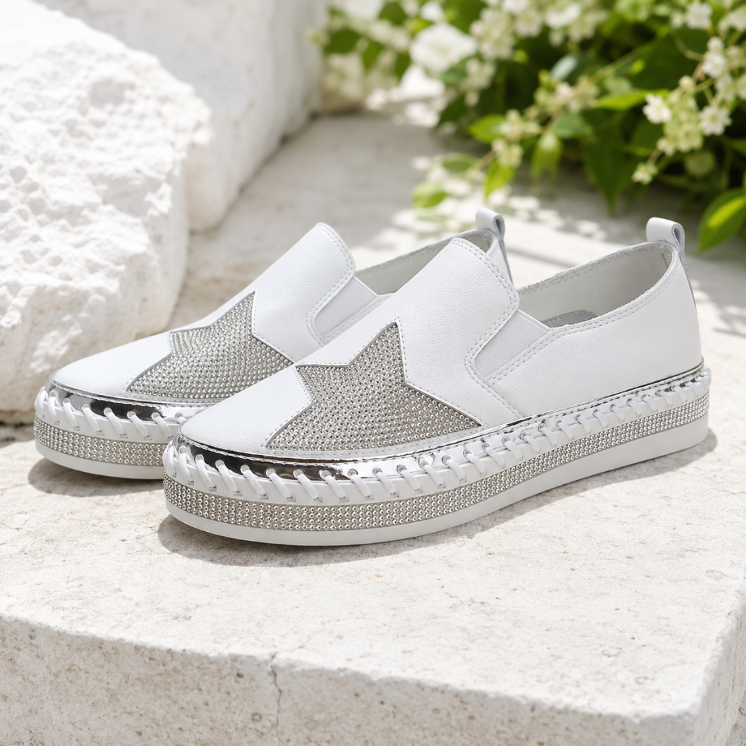 Gros plan des baskets blanches, liseré tressé brillant sur le pourtour de la semelle
