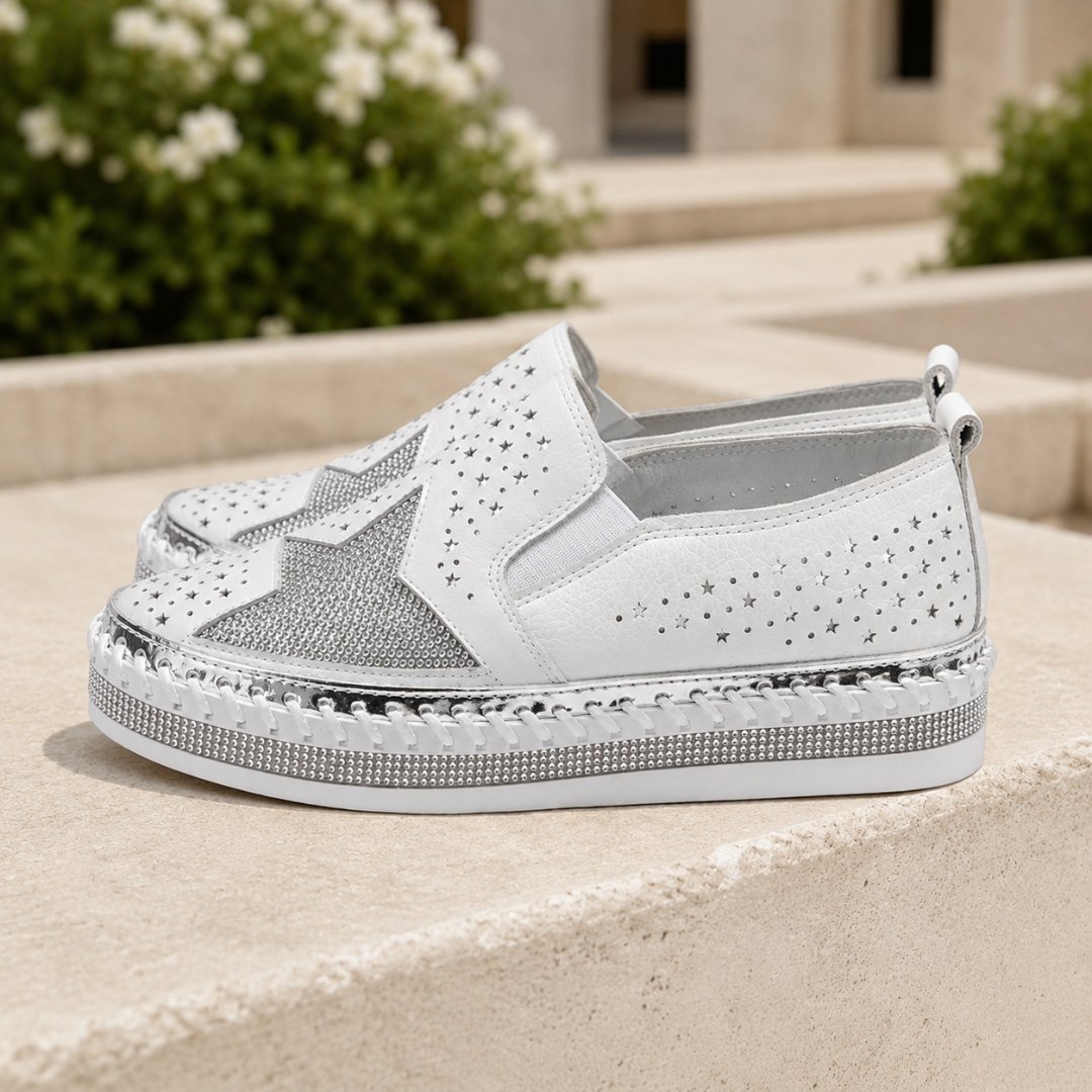 Baskets blanches femme avec grande étoile pavée de strass sur l'avant du pied