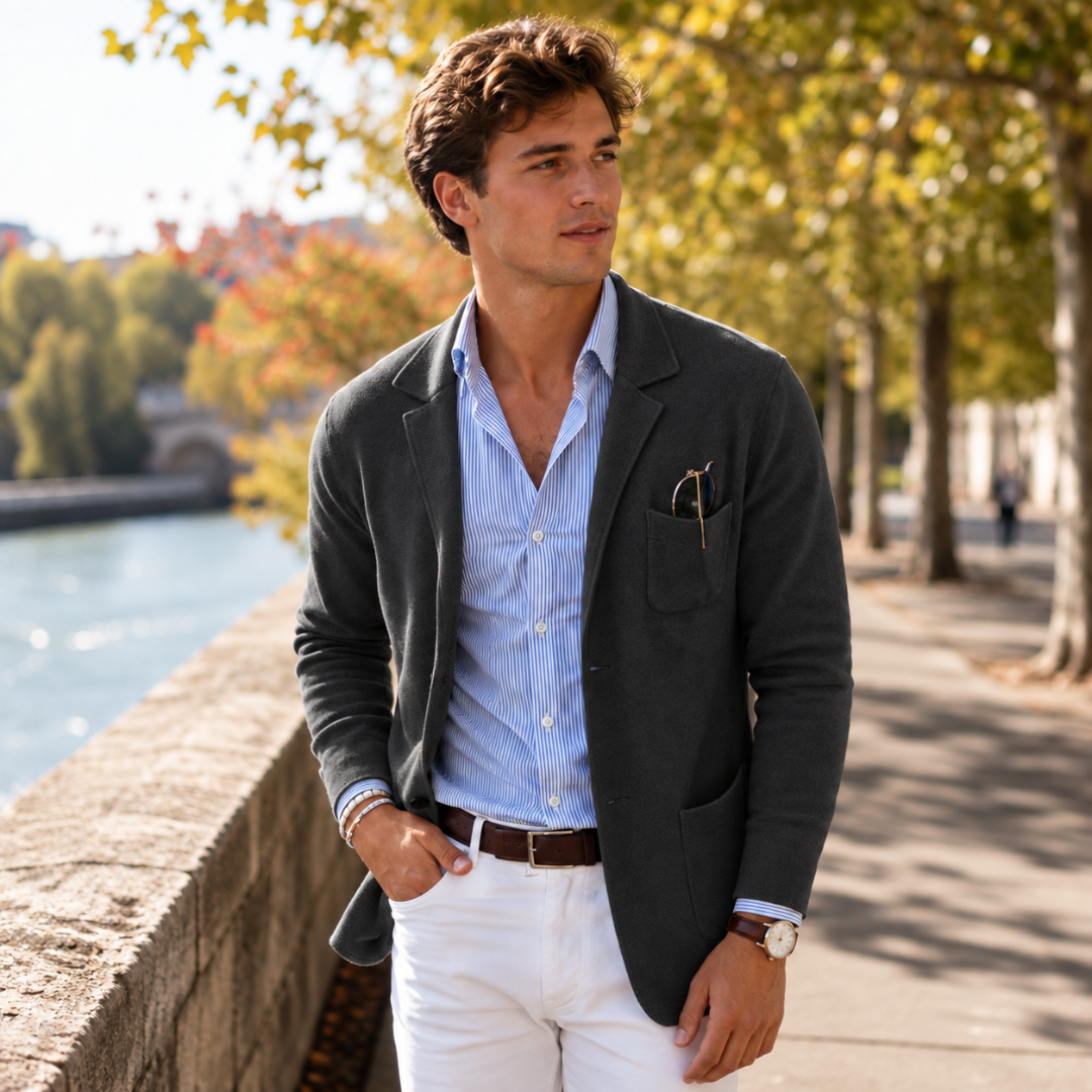 Blazer homme gris foncé porté ouvert avec poche poitrine plaquée et manches longues