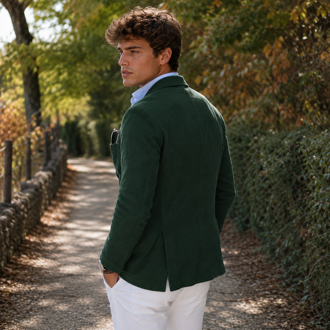 Dos du blazer homme vert avec fente centrale et coutures verticales visibles
