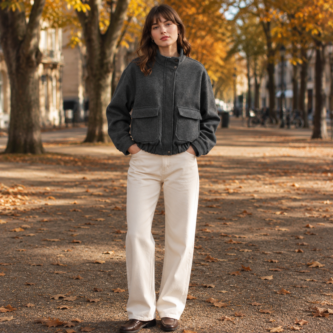 Blouson gris foncé oversize à deux poches à rabat, porté avec un pantalon crème