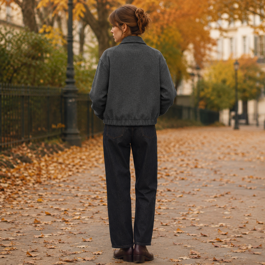 Dos du blouson gris foncé oversize à base élastiquée, porté avec un pantalon foncé