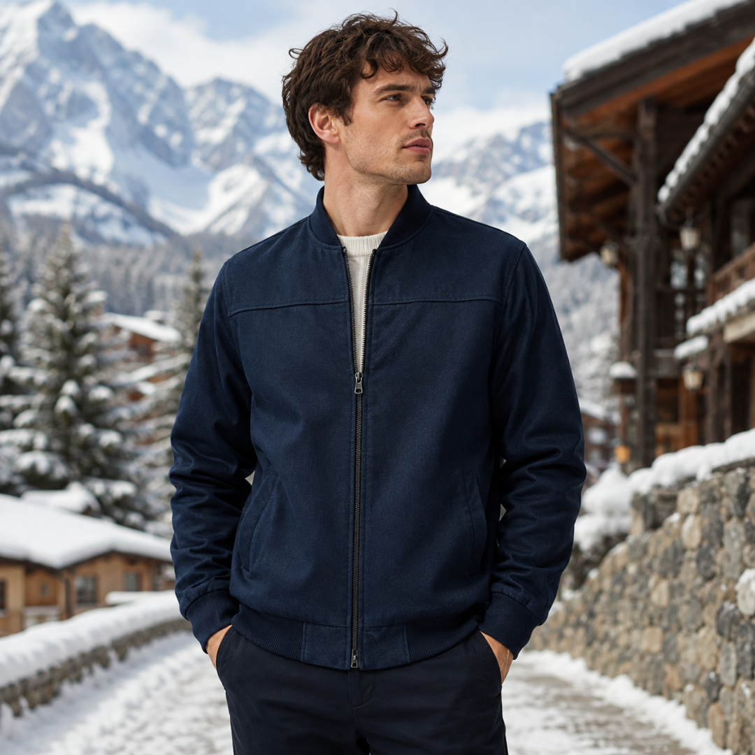 Blouson homme bleu marine porté ouvert sur un haut clair, col montant relevé
