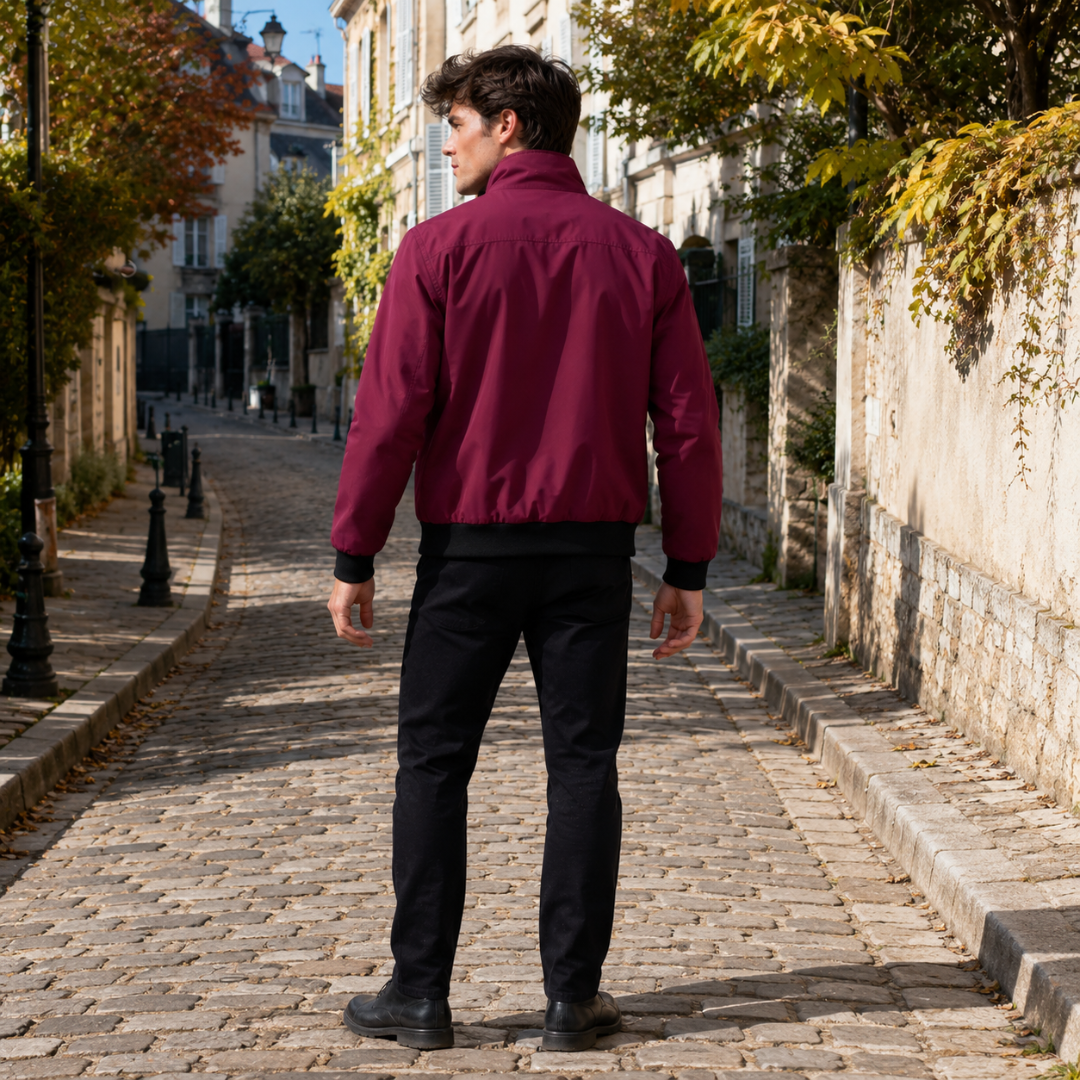 Dos du blouson homme rouge avec bords côtes noirs à la taille