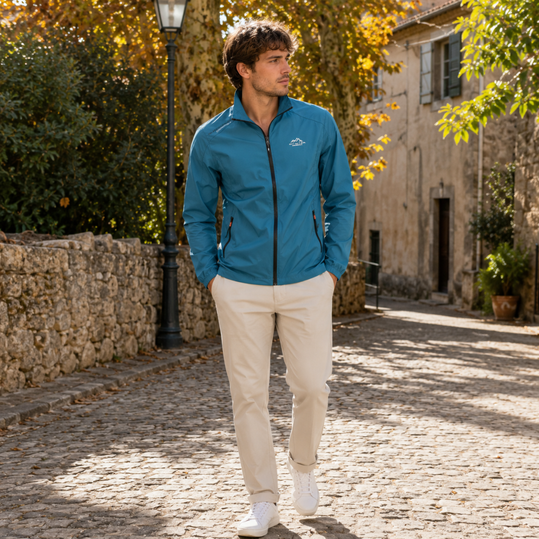 Blouson homme bleu pétrole à col montant et fermeture zippée, porté avec un chino clair