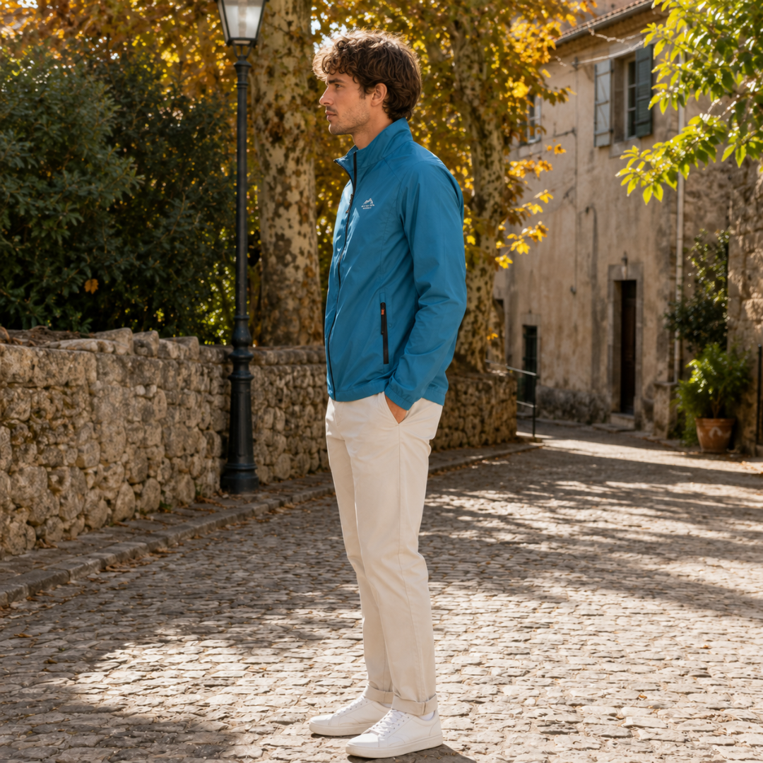 Vue de profil du blouson bleu pétrole montrant la poche zippée latérale et la manche raglan