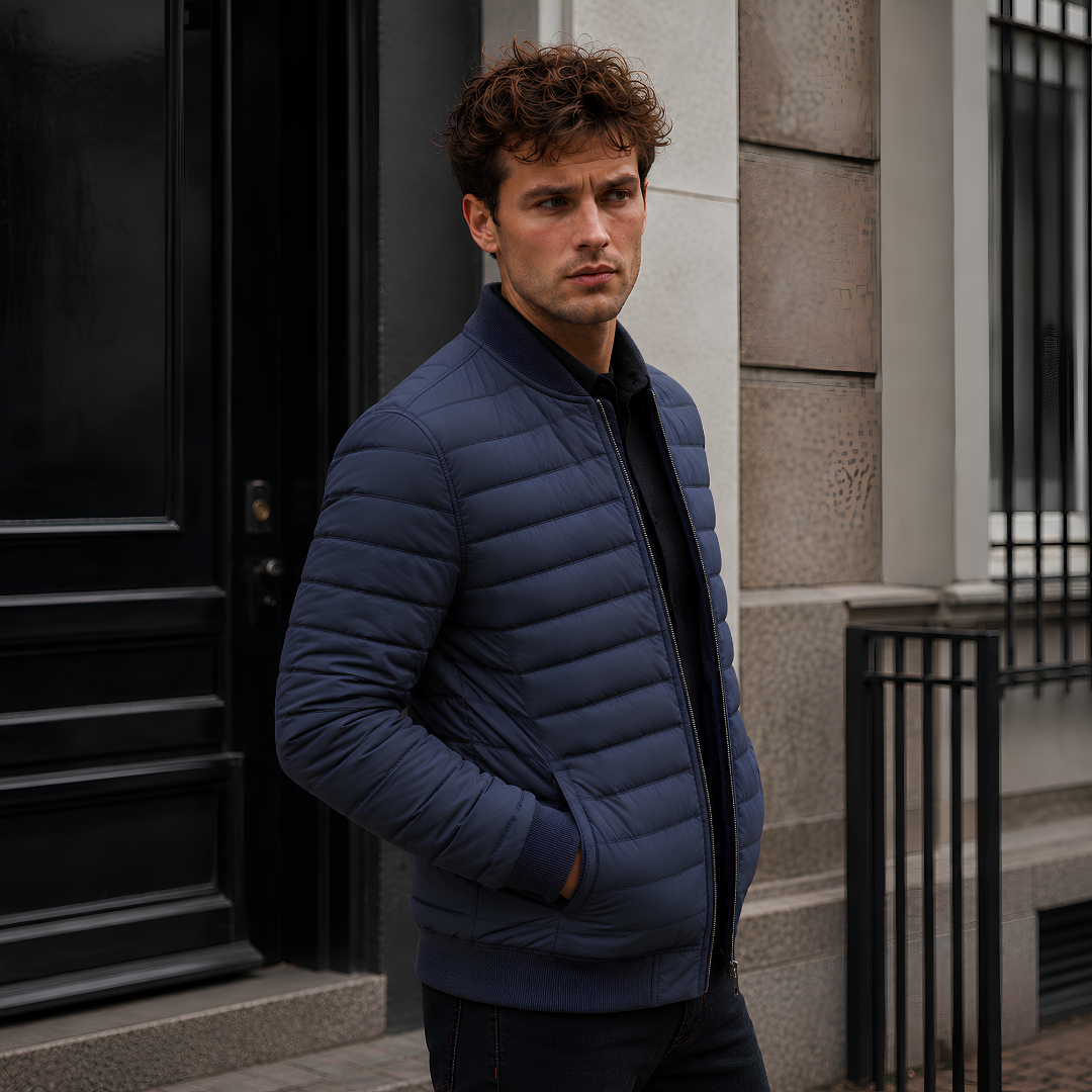 Blouson homme matelassé bleu de trois-quarts, main dans la poche latérale