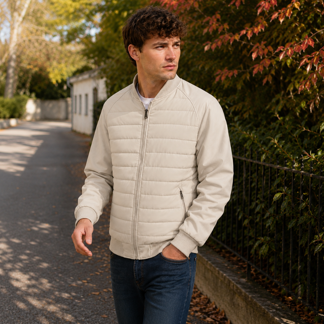 Blouson homme blanc à empiècements matelassés et fermeture zippée, vue de trois quarts