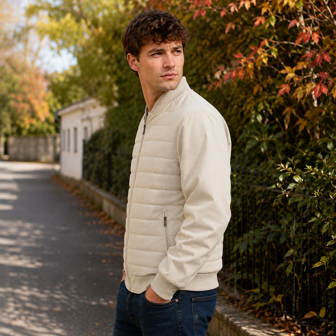 Blouson homme blanc de profil montrant la poche zippée et les poignets côtelés