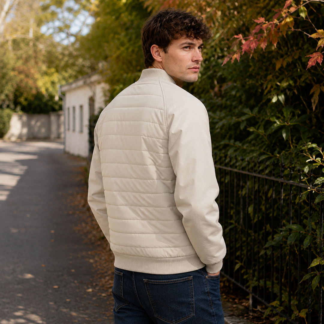 Dos du blouson homme blanc avec empiècement matelassé horizontal et bande de taille côtelée
