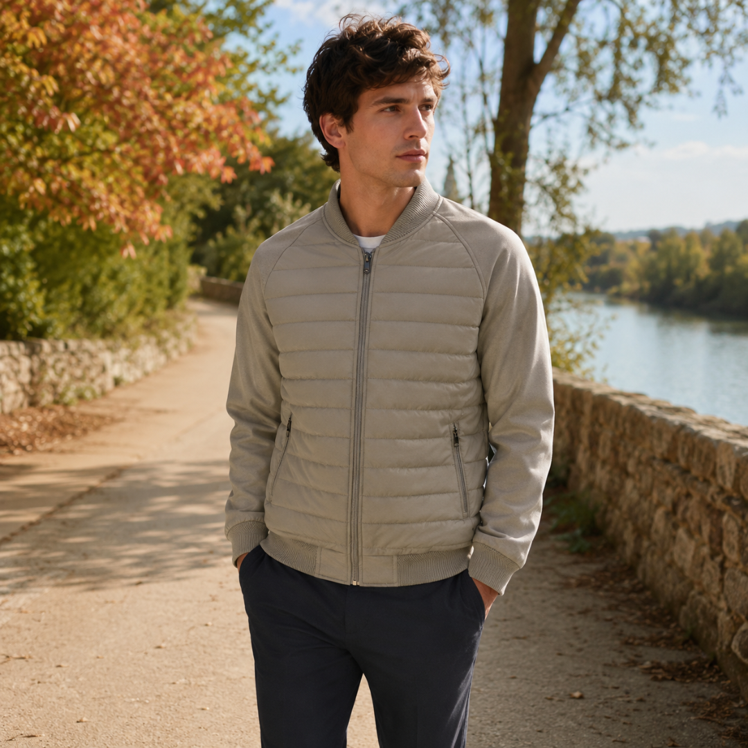 Blouson homme kaki matelassé à col montant côtelé porté avec un pantalon foncé