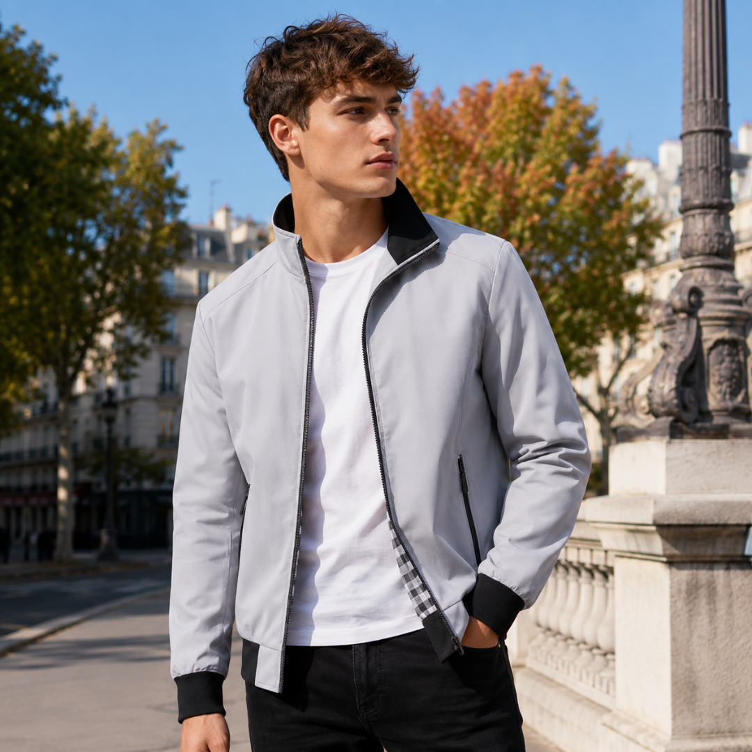 Blouson homme gris zippé à col montant noir, porté en ville sur un t-shirt
