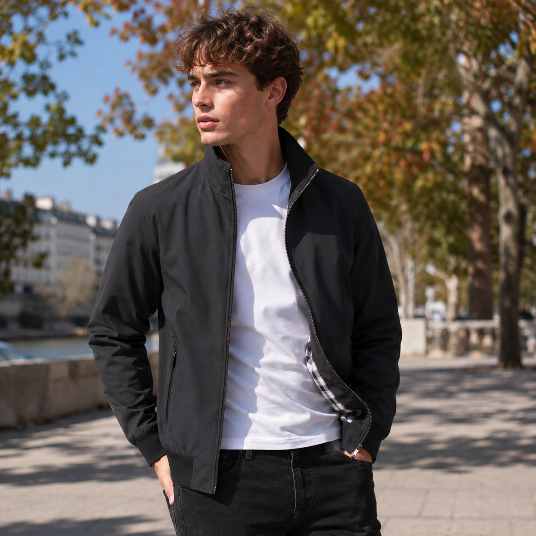 Blouson homme noir zippé à col montant, porté sur un t-shirt blanc