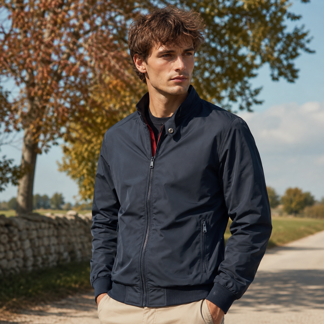 Blouson homme bleu foncé à col montant, patte boutonnée et poche zippée