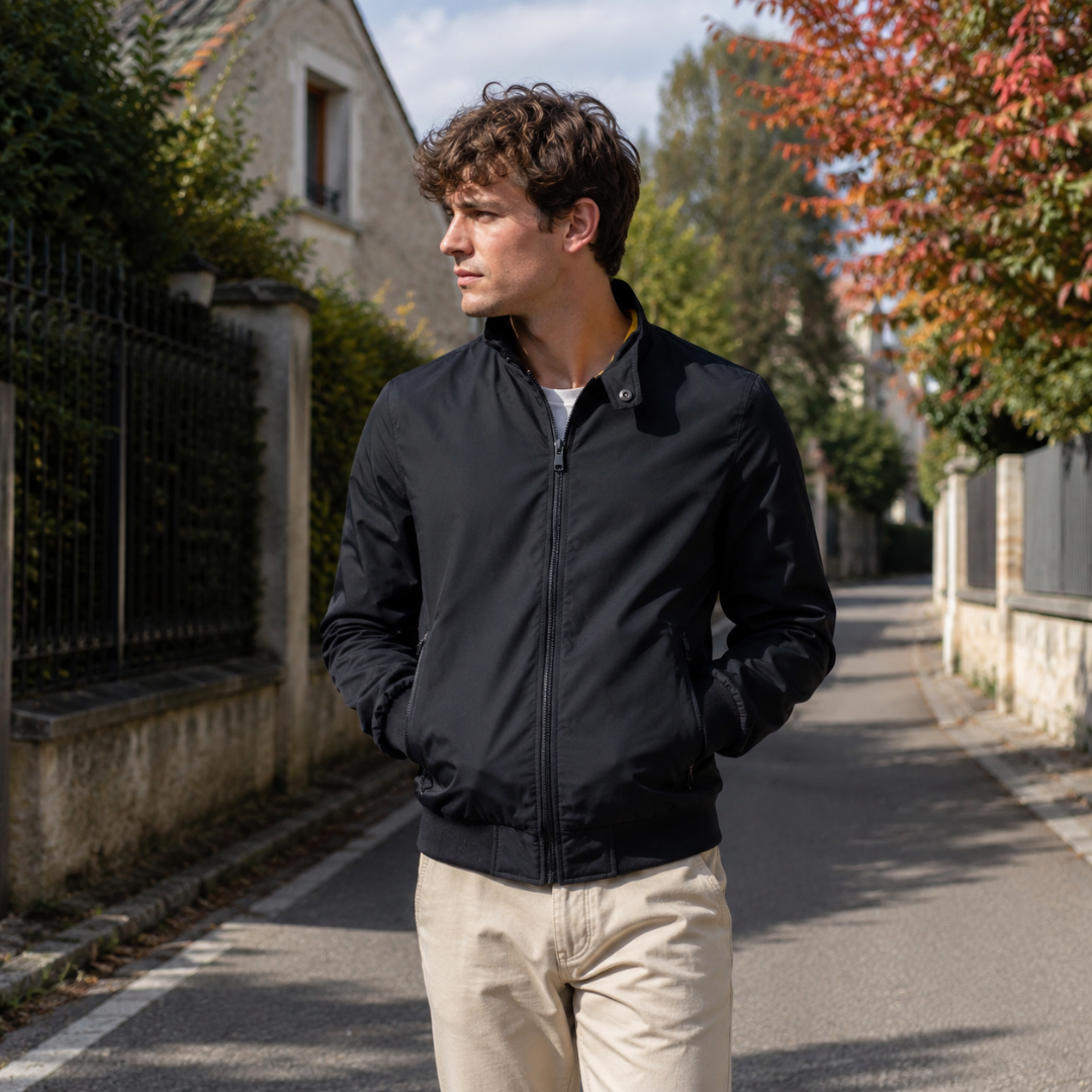 Blouson homme noir zippé porté ouvert avec poignets et base côtelés