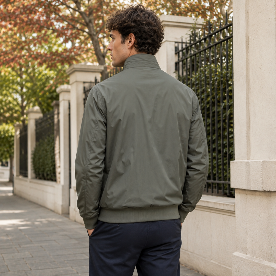 Dos du blouson homme vert montrant le col montant et la base côtelée