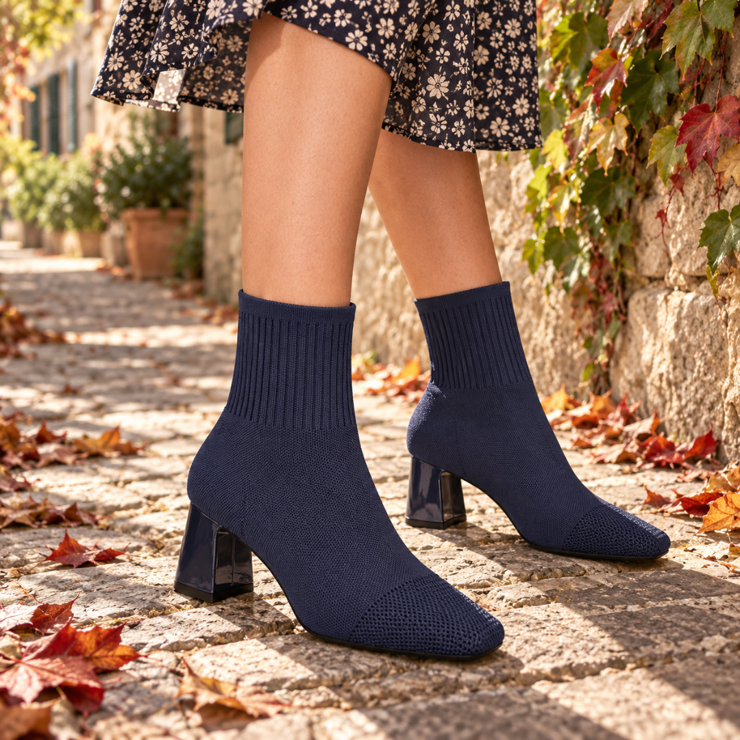 Bottines chaussettes bleu marine en maille côtelée, bout carré et talon bloc laqué