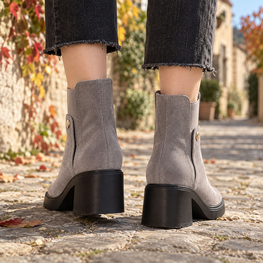 Vue arrière des bottines grises montrant le talon bloc noir et la plateforme