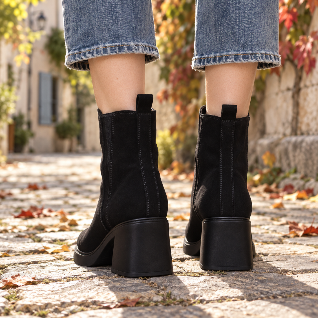 Vue arrière des bottines noires, talon bloc large et tirants au talon visibles