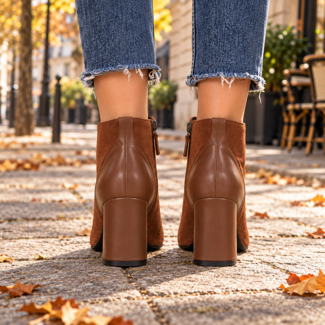 Bottines marron vues de dos, empiècements lisses et talon carré large
