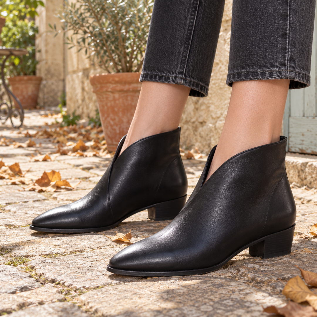 Bottines noires à bout pointu et petit talon bloc, vue de côté