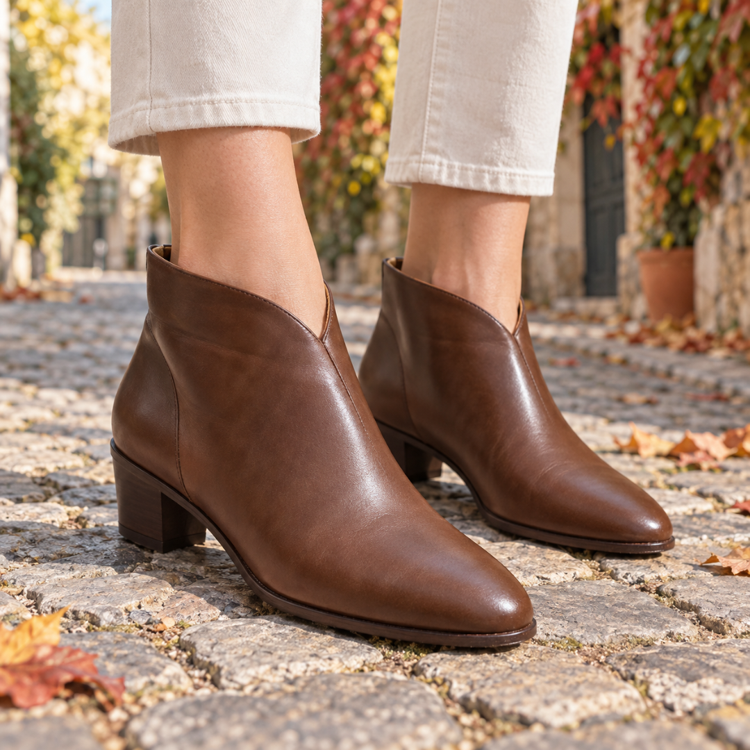 Bottines femme marron sur pavés, talon bloc et bout effilé bien visibles