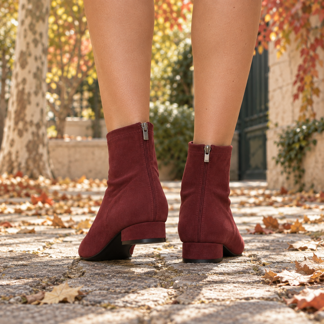 Vue arrière des bottines bordeaux montrant le zip et le talon carré