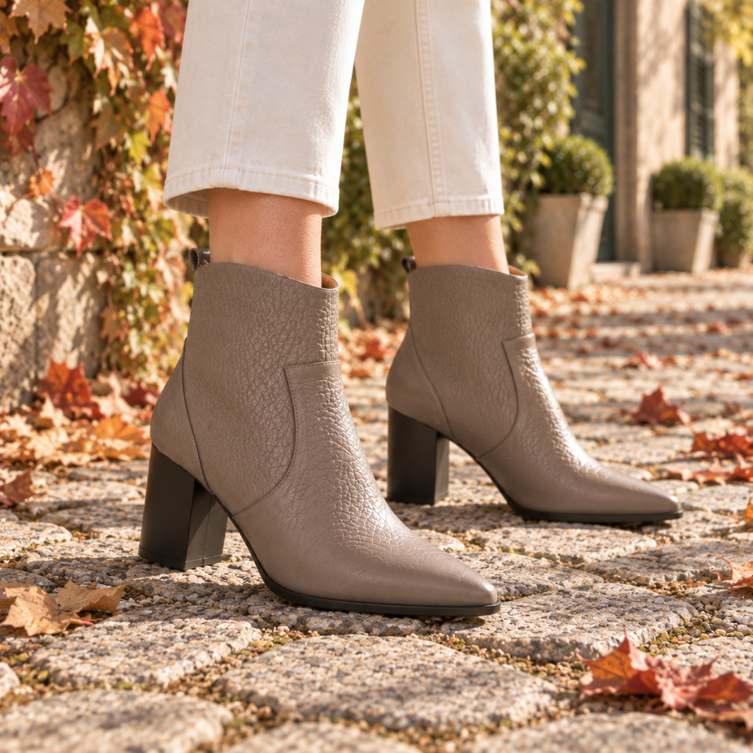 Bottines kaki à bout pointu et aspect grainé portées avec un pantalon écru