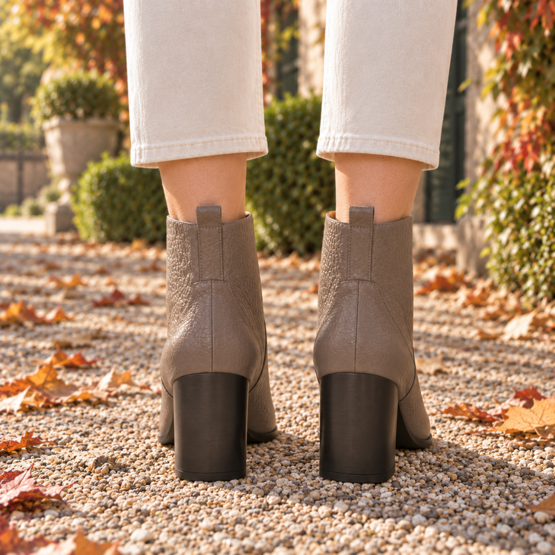 Vue arrière des bottines kaki avec talon bloc et languette de tirage