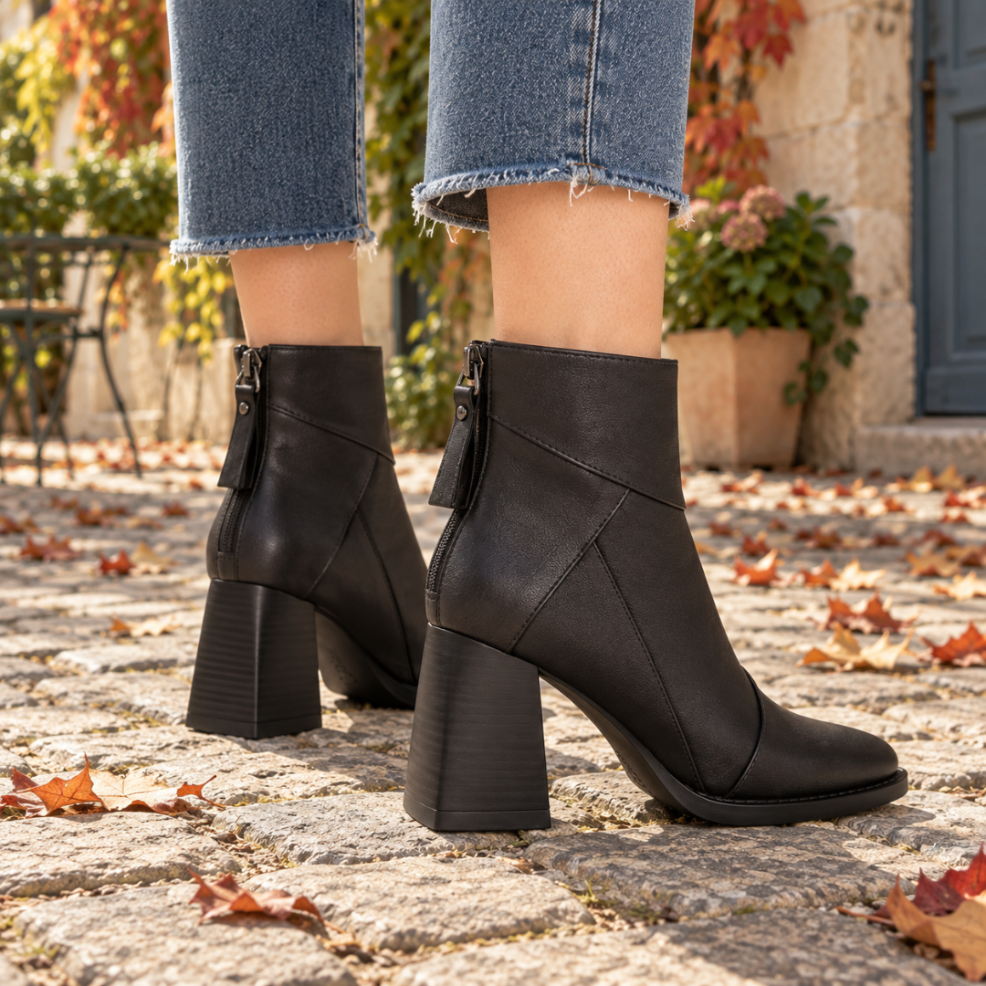 Bottines femme noires vues de près, découpes surpiquées et tirette zippée à l'arrière