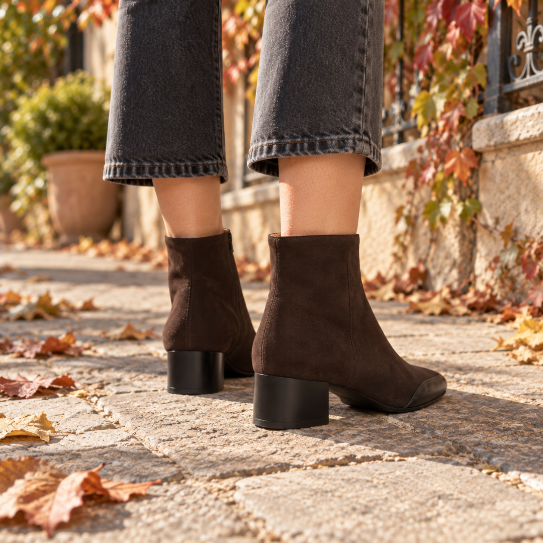 Vue arrière des bottines marron montrant le talon bloc et la couture centrale