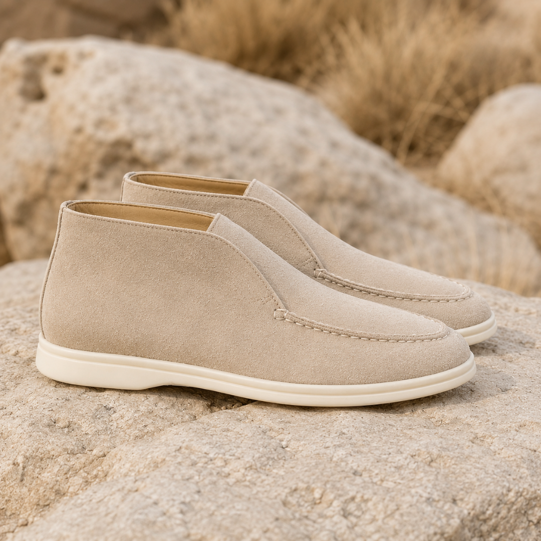 Paire de bottines beiges à enfiler, tige montante et semelle blanche contrastante