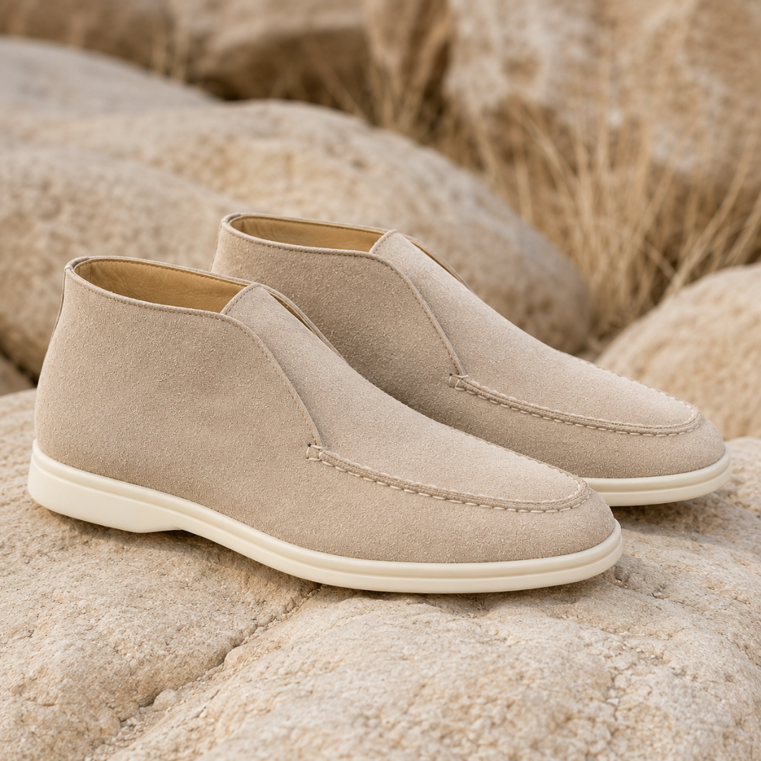 Bottines beiges homme de trois quarts, couture mocassin sur le dessus du pied