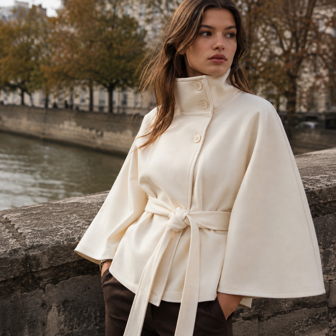 Cape femme blanche à col montant boutonné et large ceinture à nouer