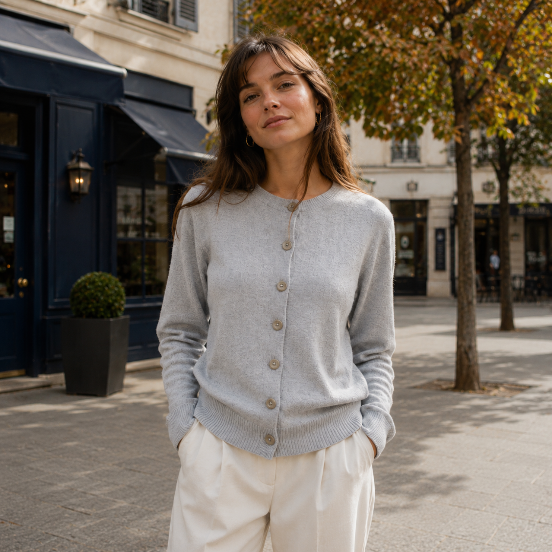 Cardigan femme gris clair boutonné, col rond et bas côtelé, allure urbaine