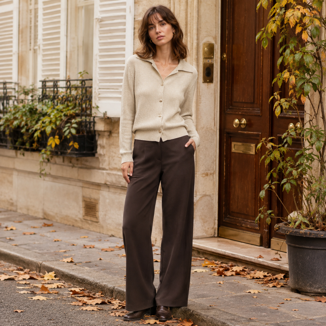 Cardigan beige chiné à col polo et boutonnage doré, silhouette ajustée dans une rue parisienne