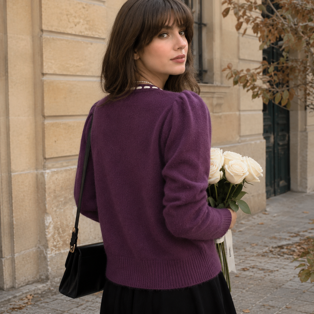 Dos du cardigan violet montrant les épaules bouffantes et la bordure côtelée